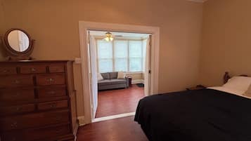 3 habitaciones, tabla de planchar con plancha, wifi y ropa de cama