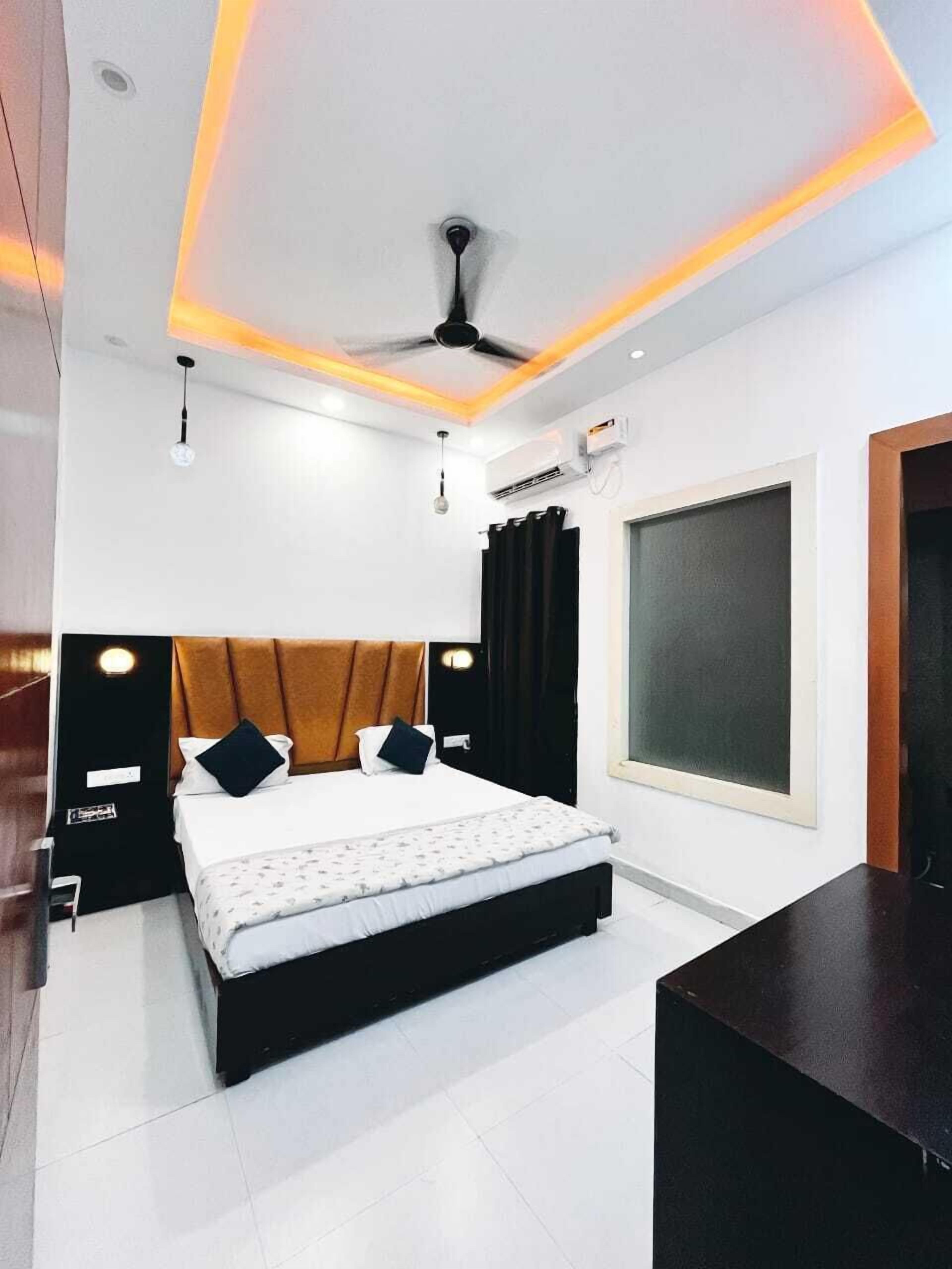Standard Room, Balcony | In-room safe, soundproofing, free WiFi, bed sheets