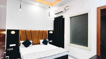 Standard Room, Balcony | In-room safe, soundproofing, free WiFi, bed sheets