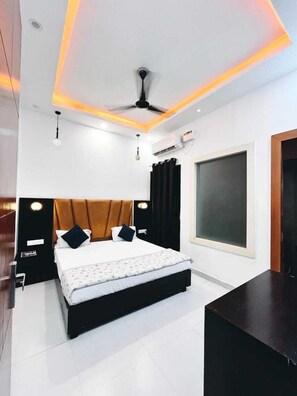 Habitación estándar, balcón | Caja fuerte, sistema de insonorización, wifi gratis y ropa de cama