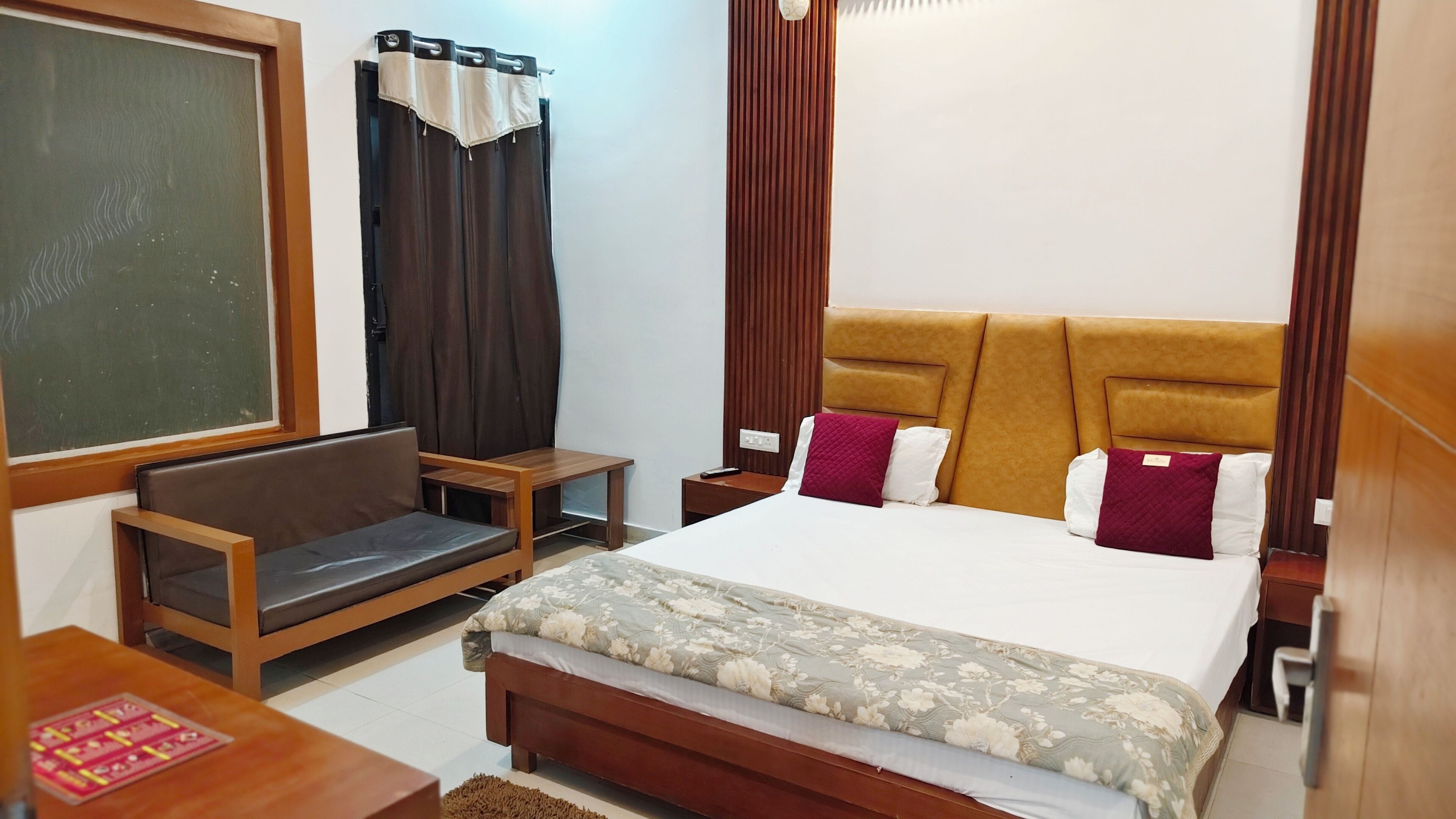 In-room safe, soundproofing, free WiFi, bed sheets
