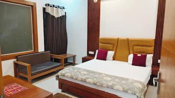 In-room safe, soundproofing, free WiFi, bed sheets