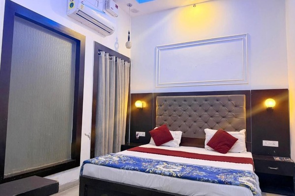 In-room safe, soundproofing, WiFi (free), bed sheets