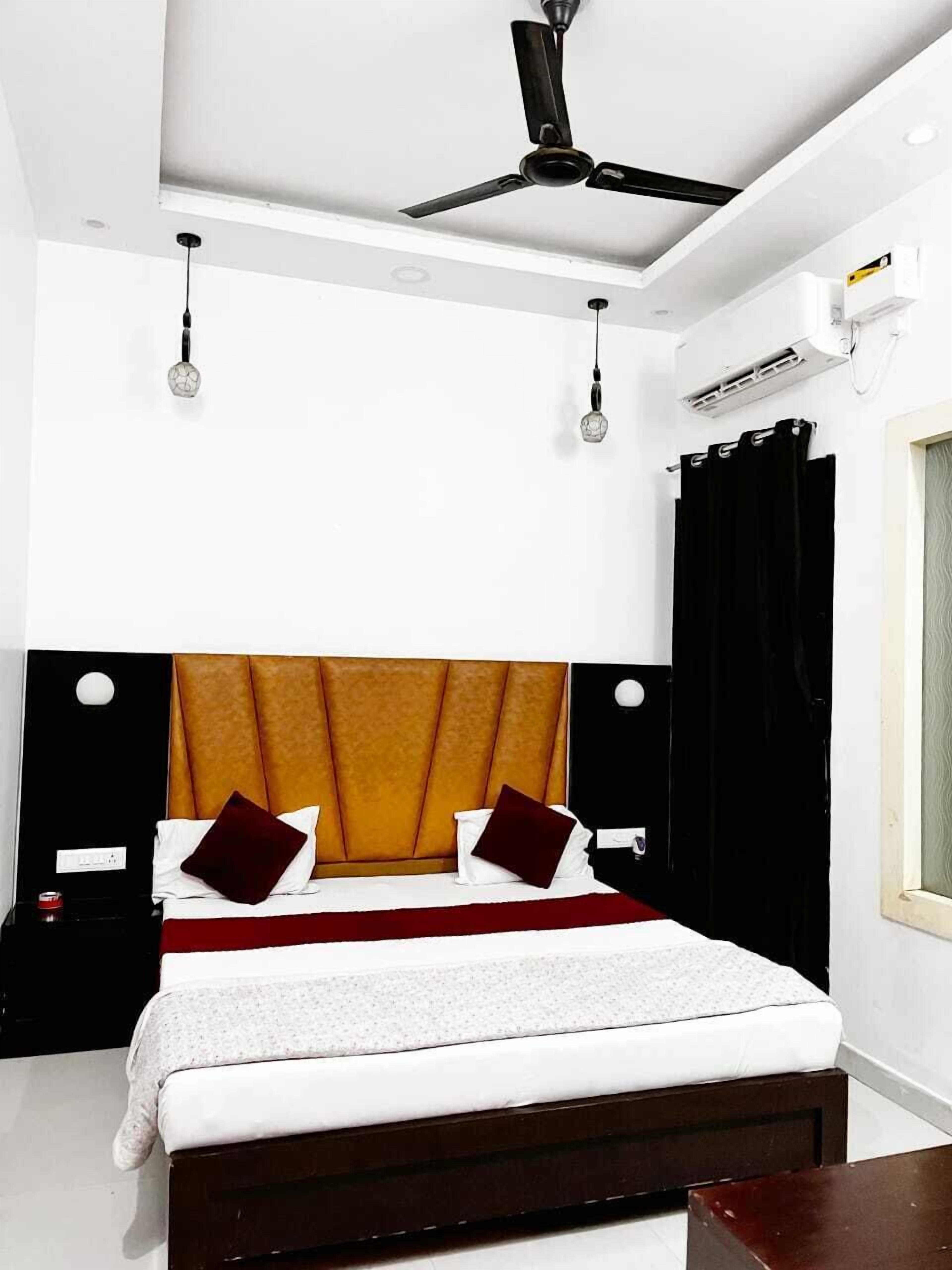 Standard Room, Balcony | In-room safe, soundproofing, free WiFi, bed sheets
