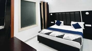 Standard Room, Balcony | In-room safe, soundproofing, free WiFi, bed sheets
