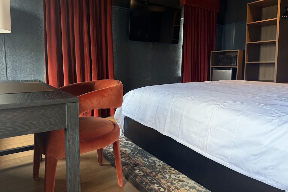 Standard Room, 1 King Bed, City View