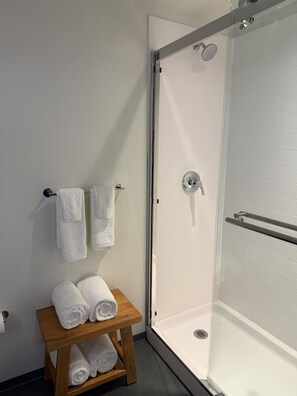 Shower, hair dryer, towels, soap - Eugene Hotel (Monroe)