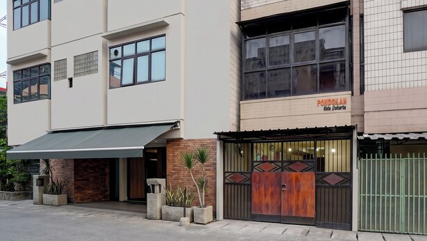 A building with a sign 'PONDKAN Kota Jakarta' and a gated entrance. - Hotel O near RS Husada formerly Pondokan (Jakarta)