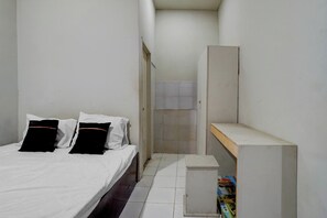 Standard Double Room - Hotel O near RS Husada formerly Pondokan (Jakarta)