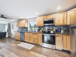Private kitchen - Mountain View Cabin -  2-bedroom cabin with game room, downtown Packwood (Packwood)