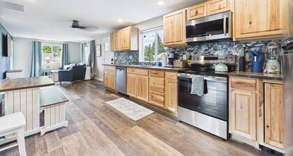 Mountain View Cabin - 2-bedroom cabin with game room, downtown Packwood