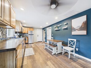 Private kitchen - Mountain View Cabin -  2-bedroom cabin with game room, downtown Packwood (Packwood)