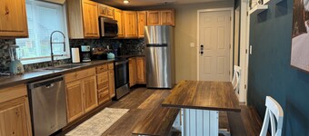 Mountain View Cabin - 2-bedroom cabin with game room, downtown Packwood