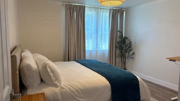 2 Schlafzimmer, Schreibtisch, Bügeleisen/Bügelbrett, Reisekinderbett