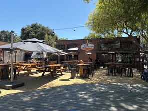 Outdoor dining - Walk Downtown + Beach • King Bed • Family-Friendly (Alameda)