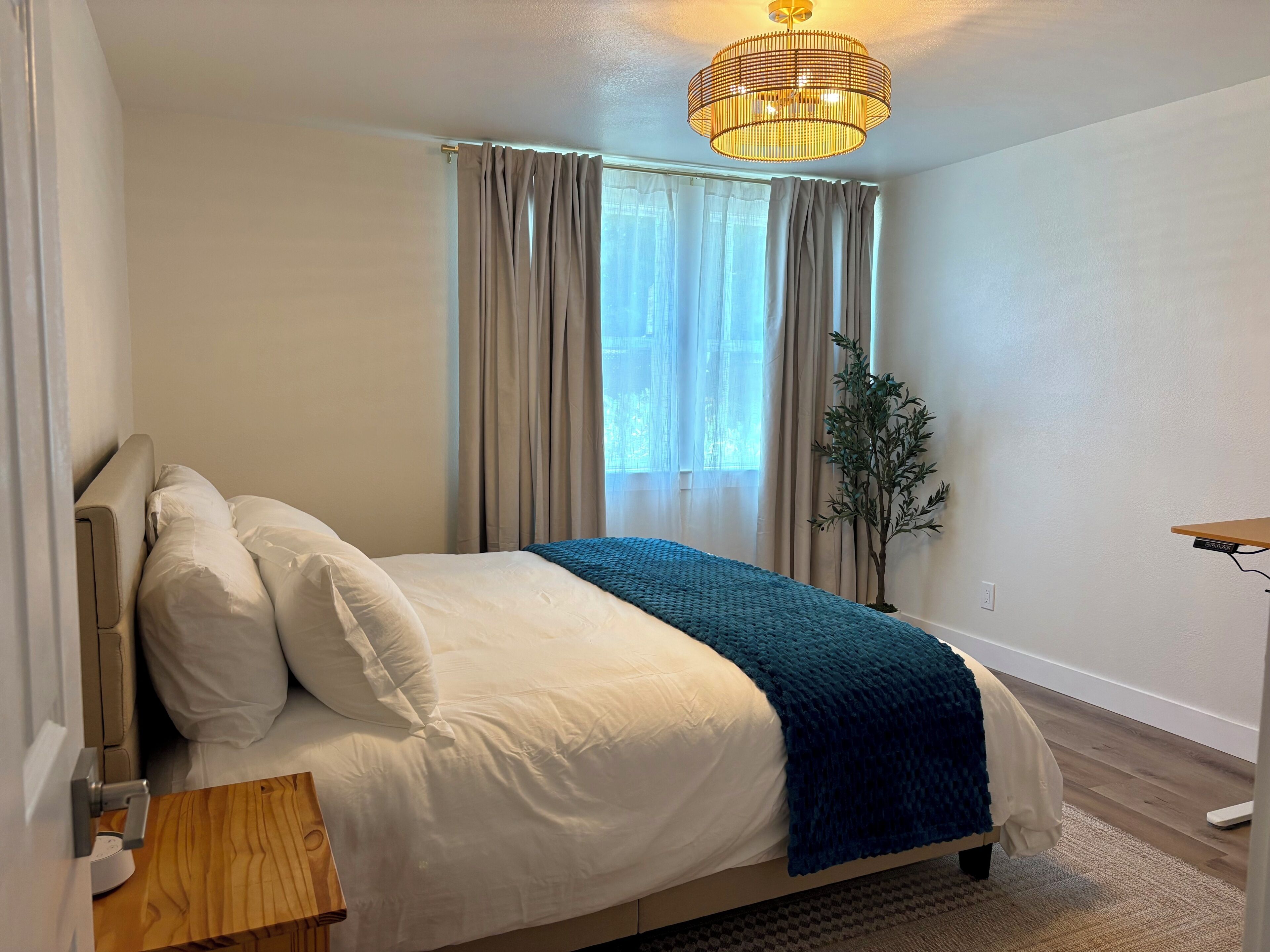 2 bedrooms, desk, iron/ironing board, travel crib