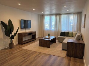 Smart TV - Walk Downtown + Beach • King Bed • Family-Friendly (Alameda)