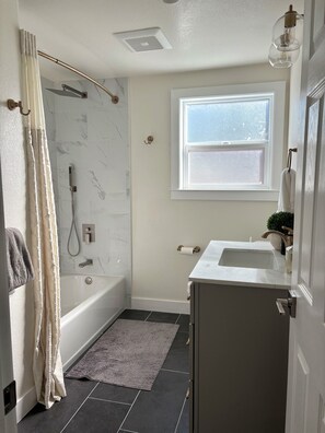 Hair dryer, towels, soap, shampoo - Walk Downtown + Beach • King Bed • Family-Friendly (Alameda)