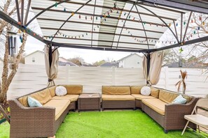 Property grounds - Katy Family Home with Patio Pergola and Grill (Katy)