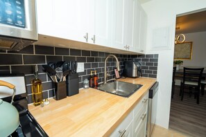 Private kitchen - Spacious 3BR condo in Alexandria w/ 100" TV and free parking (Alexandria)