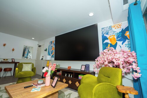 Spacious 3BR condo in Alexandria w/ 100" TV and free parking