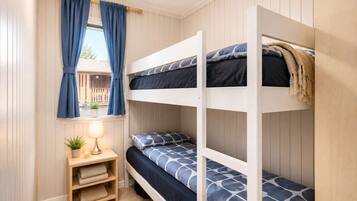 3 Schlafzimmer, Schreibtisch, Bügeleisen/Bügelbrett, Reisekinderbett