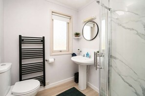 Dusche, Haartrockner, Handtücher, Shampoo