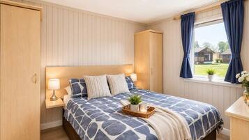 3 Schlafzimmer, Schreibtisch, Bügeleisen/Bügelbrett, Reisekinderbett