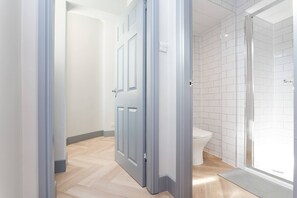 Shower, hair dryer, towels, shampoo - Edinburgh City Centre & Shore - Free Parking -WiFi (Edinburgh)