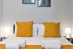 1 bedroom, desk, iron/ironing board, travel cot - Edinburgh City Centre & Shore - Free Parking -WiFi (Edinburgh)