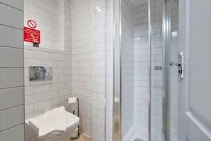 Een douche, een haardroger, handdoeken, shampoo