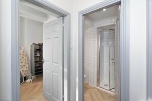 A modern bathroom with a glass shower enclosure and a white tiled shower area. - Edinburgh Leith 1BR, Free Parking, Workspace (Edinburgh)