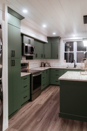 Fridge, microwave, oven, stovetop - The Lodge, Algonquin Woods (Perry)