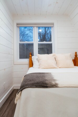 WiFi, bed sheets - The Lodge, Algonquin Woods (Perry)