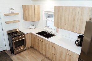 Fridge, oven, stovetop, cookware/dishes/utensils - Boreal Retreat, Algonquin Woods (Perry)