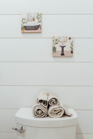 Bathroom - Boreal Retreat, Algonquin Woods (Perry)