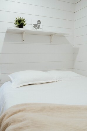 WiFi, bed sheets - Boreal Retreat, Algonquin Woods (Perry)