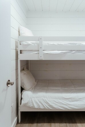 WiFi, bed sheets - Boreal Retreat, Algonquin Woods (Perry)