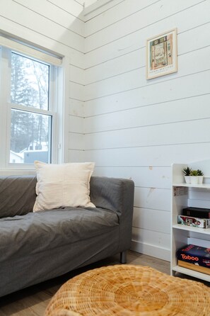 Living area - Boreal Retreat, Algonquin Woods (Perry)