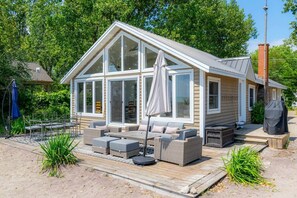Outdoor dining - Beach House on the Dunes (Norfolk County)