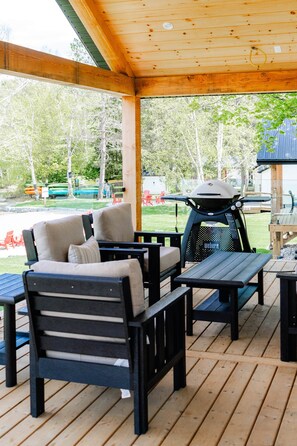 Outdoor dining - Beaver Hollow, Algonquin Woods (Perry)