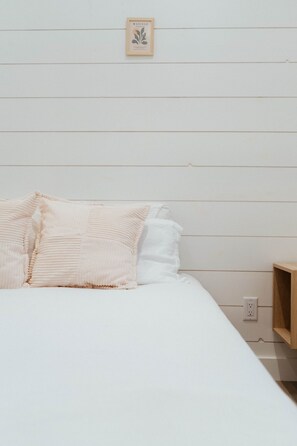 WiFi, bed sheets - Beaver Hollow, Algonquin Woods (Perry)
