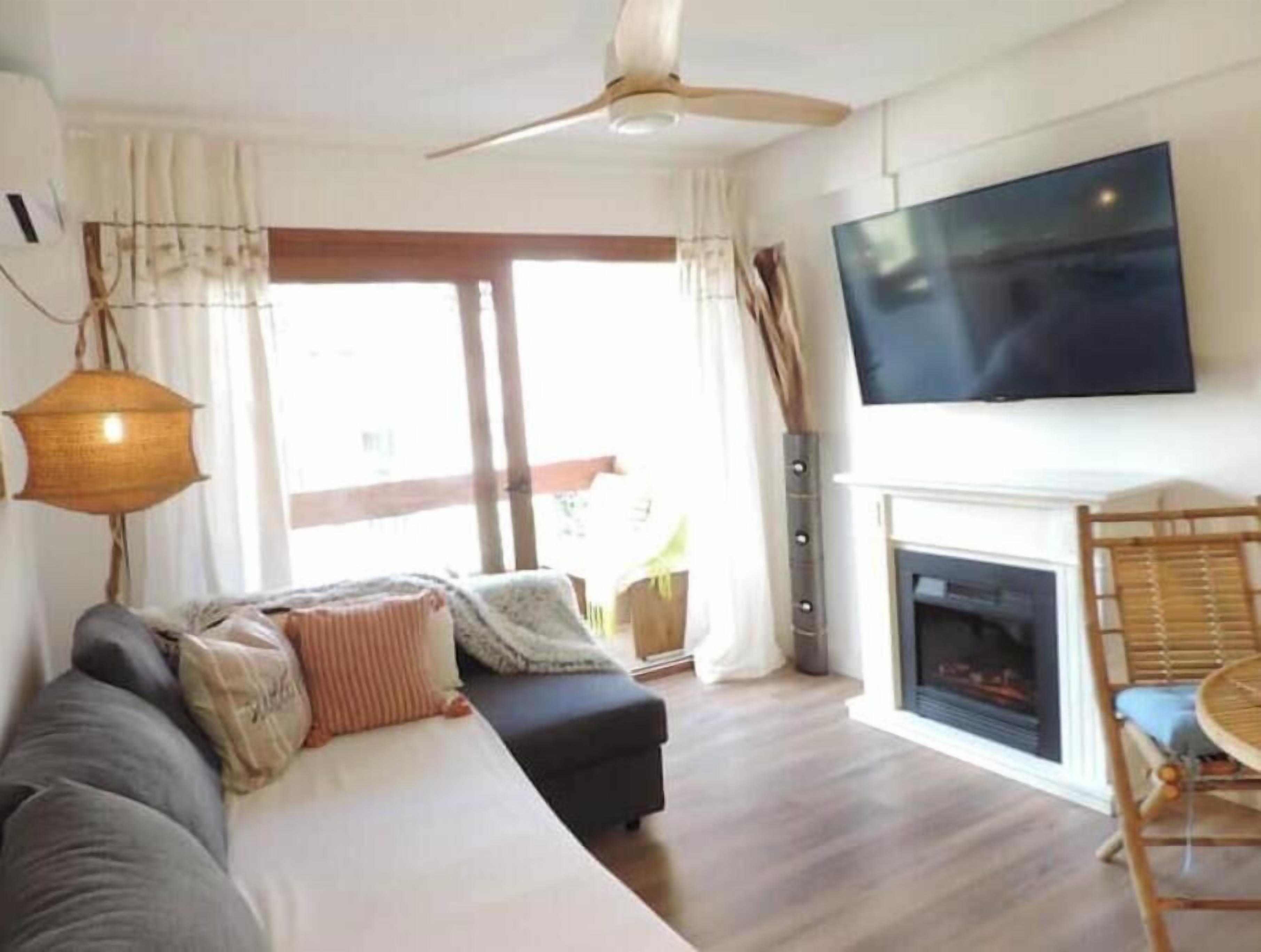 Een smart-tv en een open haard