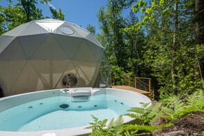Bañera de hidromasaje al aire libre