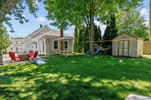 Outdoor dining - NEW - Sleeps 12, Fun Yard, Fire Pit Walk to Water! (Bristol)