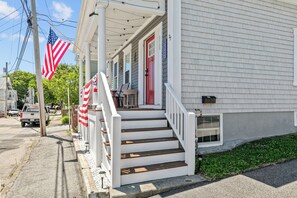 Exterior - NEW - Sleeps 12, Fun Yard, Fire Pit Walk to Water! (Bristol)
