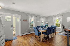 Dining - NEW - Sleeps 12, Fun Yard, Fire Pit Walk to Water! (Bristol)