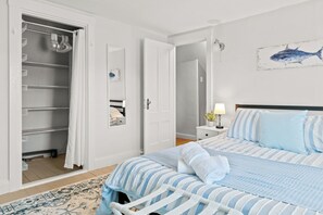 Room - NEW - Sleeps 12, Fun Yard, Fire Pit Walk to Water! (Bristol)