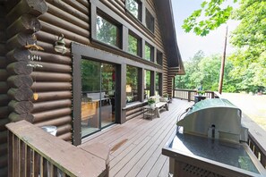 Outdoor dining - Luxury Log cabin on the Lake Sleeps 12+ Pets (Greers Ferry)