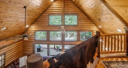 Luxury Log cabin on the Lake Sleeps 12+ Pets